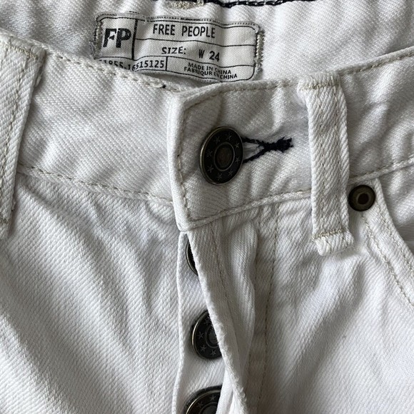 Free People Womens Shorts Size 24 White Cut Off Raw Hem Button Fly - Picture 3 of 9